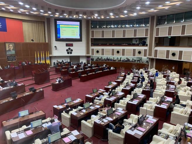 台北市议会大会今讨论劳动局外泄镜电视劳健资料案，蓝绿议员轮番炮轰公部门滥用职权，应追究责任。（黄婉婷摄）