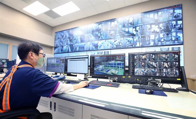 桃園機場行李分揀系統控制中心遷建完成，透過大型顯示螢幕工作人員可同步監控各區行李輸送狀況，並即時掌握突發狀況。（范揚光攝）