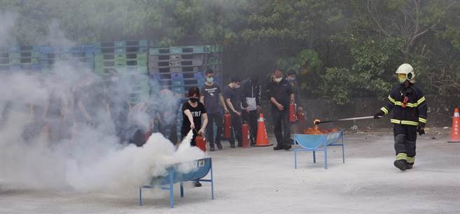 中保物流龜山寶石倉與桃園市政府消防局迴龍分隊合作12日進行演練，除了｢自衛消防編組演練｣、｢滅火器滅火體驗｣、｢室內栓滅火體驗｣外，更使用油盤及木製棧板進行實火演練。（翻攝照片）