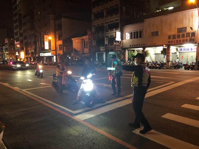 台中市警第三分局会同环保局、台中区监理所，举行联合稽查改装车辆及噪音检测，12日晚间在南区復兴与台中路口，拦查变更排气管噪音车8辆。（警方提供／张妍溱台中传真）