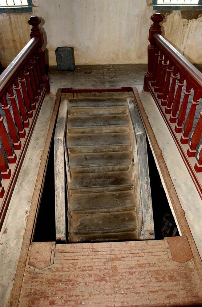 楼梯间有可用手推拉的铁卷门，是董允耀洋楼的特殊防盗设计。（李金生摄）