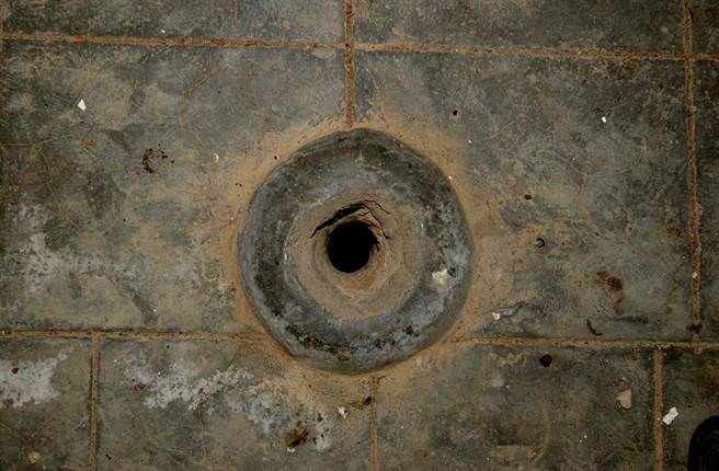 董允耀洋楼的地面「枪孔」反映地方治安不靖，内地盗匪登岛劫掠的史实。（李金生摄）