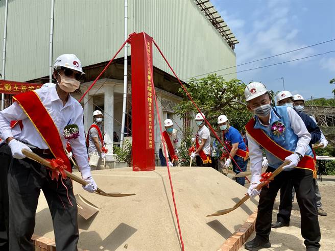 县长杨镇浯今天上午主持修復工程动土仪式，特别感谢董允耀后代亲族的无私捐献，让修復工作可以顺利进行。（金门县府观光处提供）