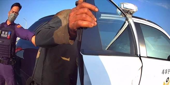 竹南警分局後龍分駐所員警保護泰國籍移工離開後龍大橋。（竹南警分局提供／謝明俊苗栗傳真）