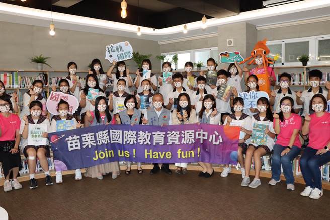 苗栗縣政府推國際教育，縣長徐耀昌等人13日到公館國中參觀校方推廣情況。（李京昇攝）