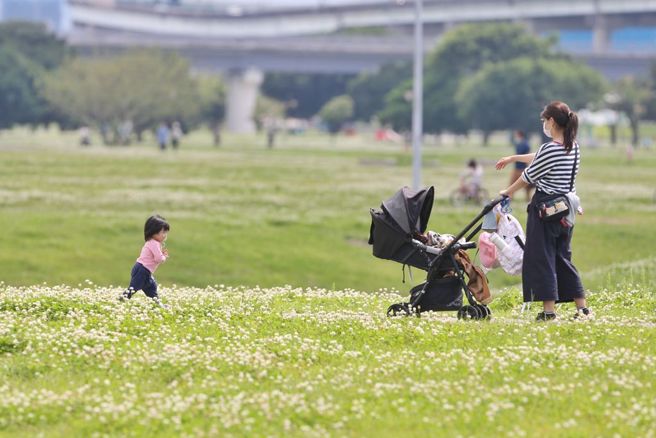医师林氏璧表示，现在多数人都已打满三剂疫苗，病毒也已弱化，情况与去年的时空背景已截然不同。（图／示意图，记者杜宜谙摄影）
