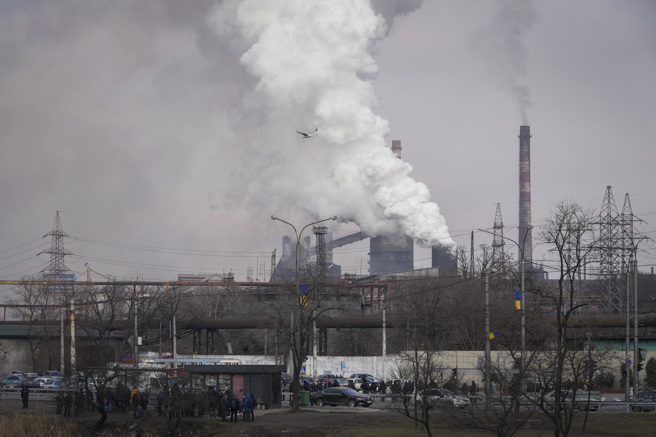 位于马立波（Mariupol）东郊的亚速钢铁厂（Azovstal steel factory）。（美联社）