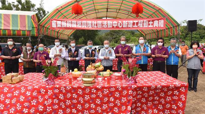 县长徐耀昌、铜锣乡长谢昌年等人到场祈求工程顺利。（苗栗县政府提供／李京升苗栗传真）