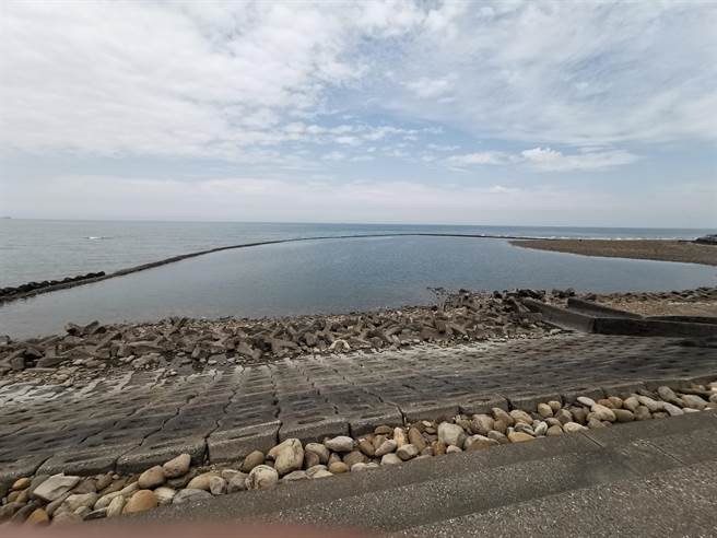 後龍鎮外埔合歡石滬是重要歷史遺跡。（謝明俊攝）