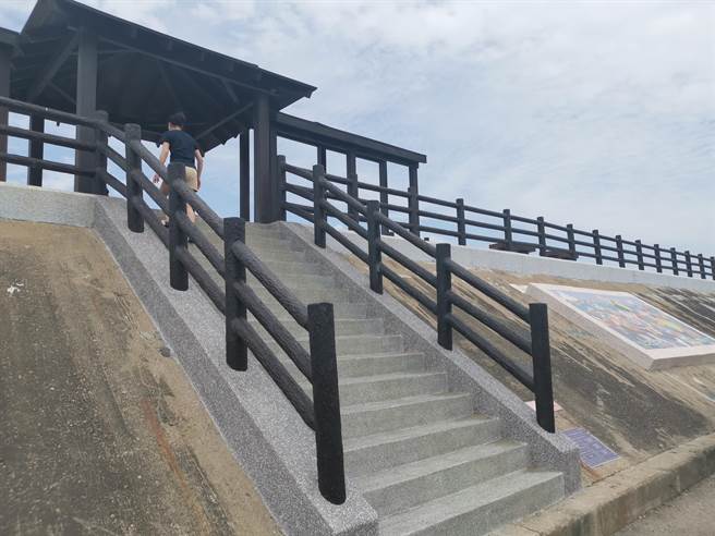 後龍鎮外埔合歡石滬旁堤防樓梯業已換新。（謝明俊攝）
