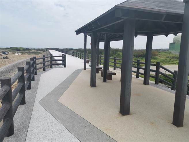 後龍鎮外埔合歡石滬堤防涼亭、步道及護欄都已整修一新。（謝明俊攝）