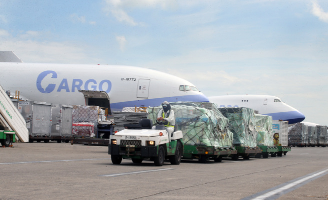 交通部又研議在華航客機塗上「台灣意象」塗裝。圖為有「台灣意象」塗裝的華航B777F貨機。（本報資料照）