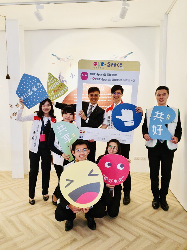 信义房屋转型办公室专案经理周勤斌（后排右二）认为，透过在不同单位歷练，有助于开拓视野、提升职能，对于个人的职涯发展多有助益。(图/信义房屋提供)