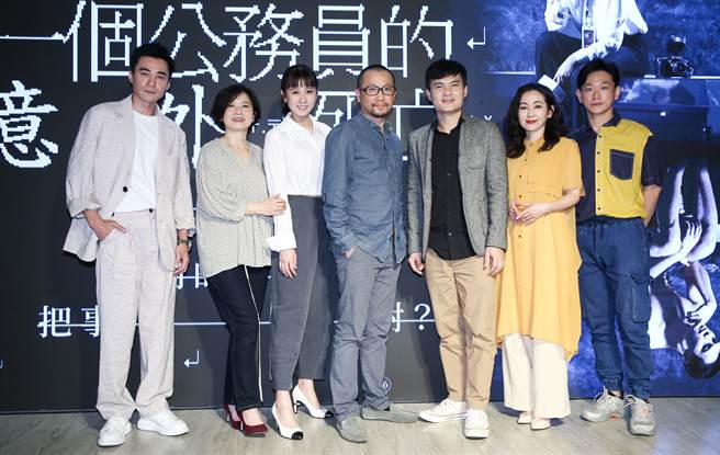 《一个公务员的意外死亡》编导黄致凯率主要演员宣传造势。（陈俊吉摄）