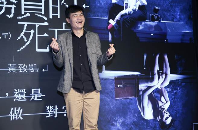 郭耀仁剧中饰演刚成为公务员的男主角陈嘉伟。（陈俊吉摄）