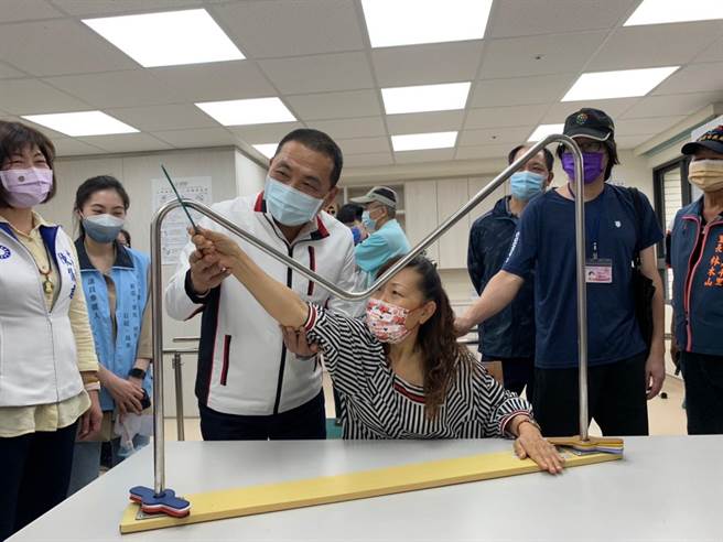 推動在地安老，新店央北社宅設復健診所，新北市長侯友宜出席央北社區長照機構及診所啟用典禮。（新北市衛生局提供）