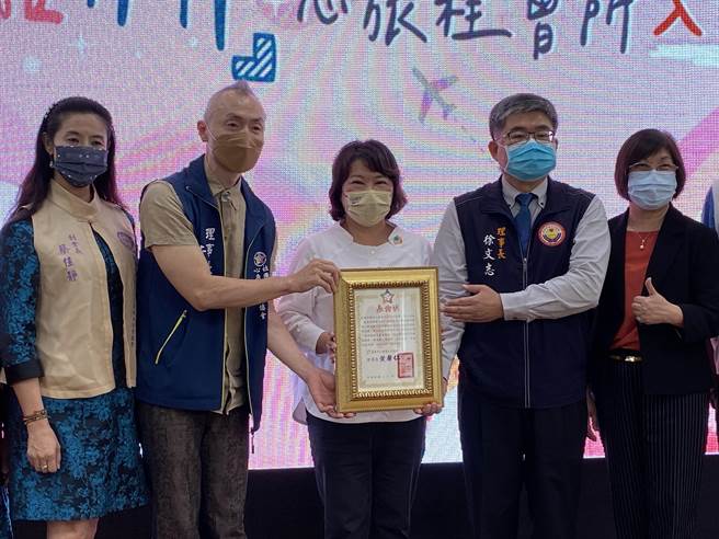 嘉义市长黄敏惠致感谢状感谢公益社团赞助心旅程会所成立。（廖素慧摄）