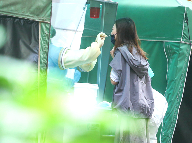 国内新冠疫情升温，新北市广设筛检站为民眾筛检，位于永和的耕莘医院筛检站，13日有许多民眾前往筛检。（粘耿豪摄）