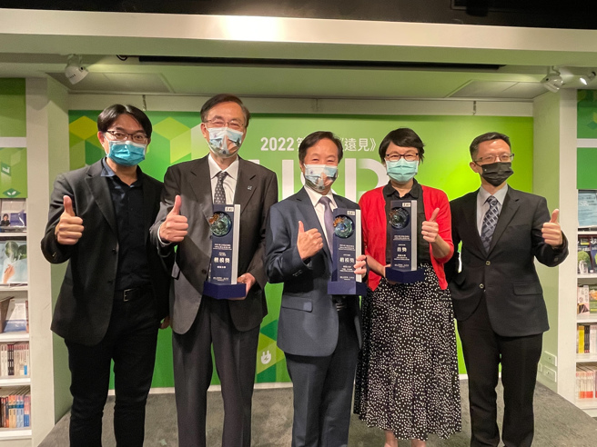 由左而右，东海大学许书铭执行长、林惠真研发长、张国恩校长、詹家昌副校长、黄兆玺主任。(照片由东海大学提供 )