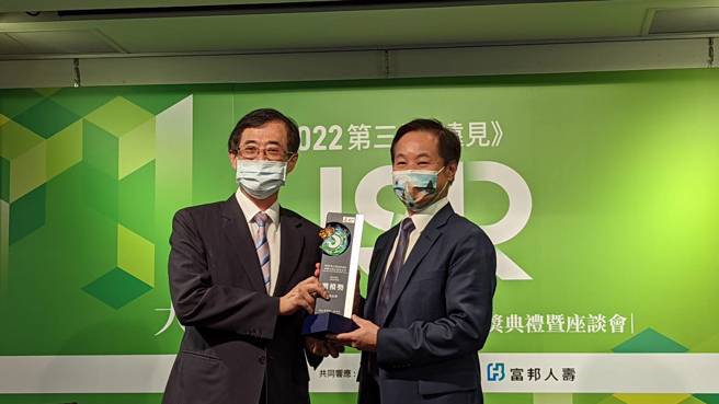 东海大学张国恩校长，从考试委员姚立德手中接下第三届USR大学社会责任奖奖座。(照片由东海大学提供 )