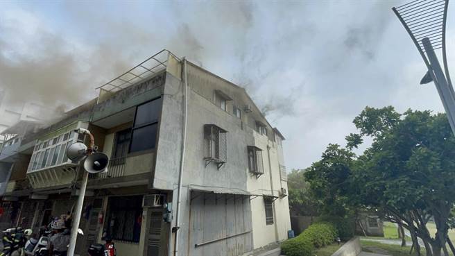 北投稻香路一處頂樓加蓋，13日下午2點多發生火警，火勢燒毀屋內電器用品，警消救出5人、疏散2人，無人受傷。（民眾提供）