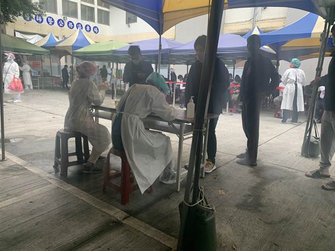 部立花蓮醫院爆院內感染，16護理人員確診。圖為上週院外執行快篩服務。（王志偉攝）