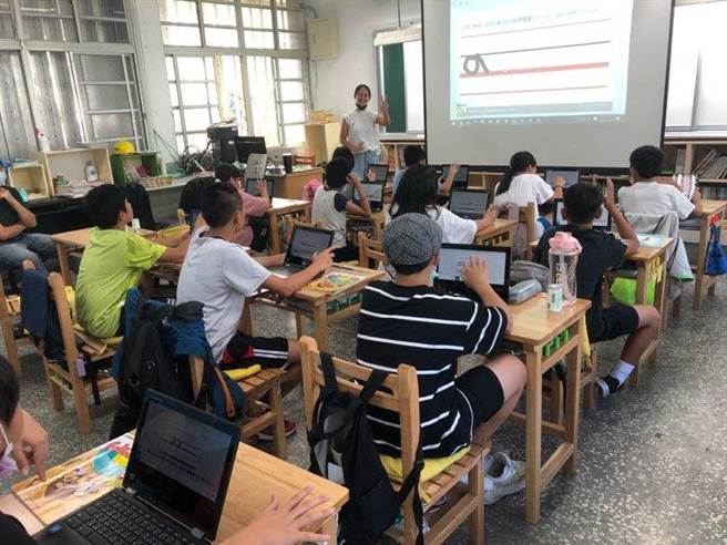 未来县内小朋友平均2.7位小朋友可使用1台，让孩子以多元、生动的教材，更有效学习。（宜兰县政府教育处提供／吴佩蓉宜兰传真）