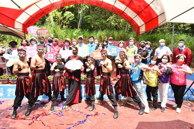 八卦山四月，迎来桐花飞雪，花飞花舞带来诗意翩翩，彰化县政府结合各乡镇市公所，安排赏桐之旅和两场大型剧团演出。（吴敏菁摄）