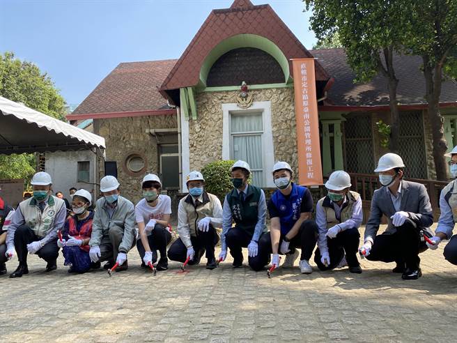 市定古蹟原台南公园管理所修復工程今天启动修復，台南市长黄伟哲（左五）等人动土。(曹婷婷摄)