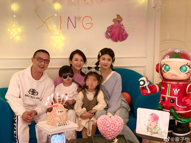 章子怡、汪峰组成一家五口的甜蜜家庭。（图／微博@章子怡）