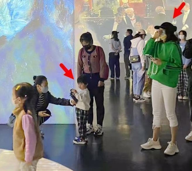 章子怡2岁儿子正脸曝光，网友夸讚样貌可爱，很像妈妈。（图／微博）