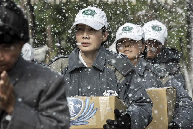 丁寧為戲在六月天穿厚重外套，險中暑。(照片 大愛提供)