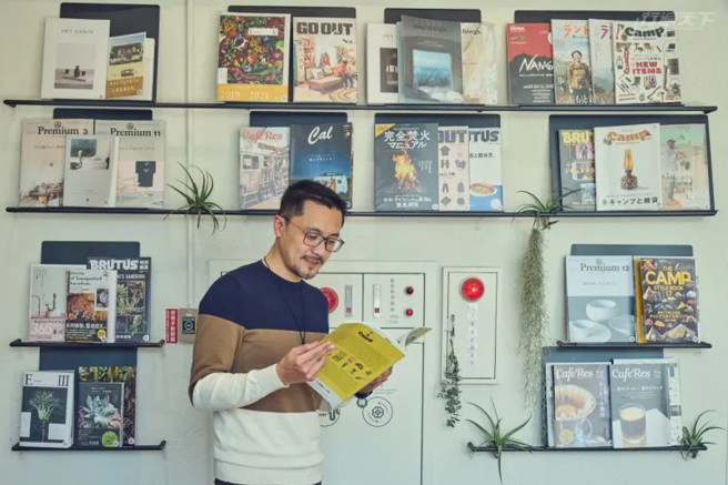 ROCKLAND P.L.U.S.的座位前，是一整片主理人选物的书柜墙，最适合坐着露营椅阅读！(图/行遍天下)