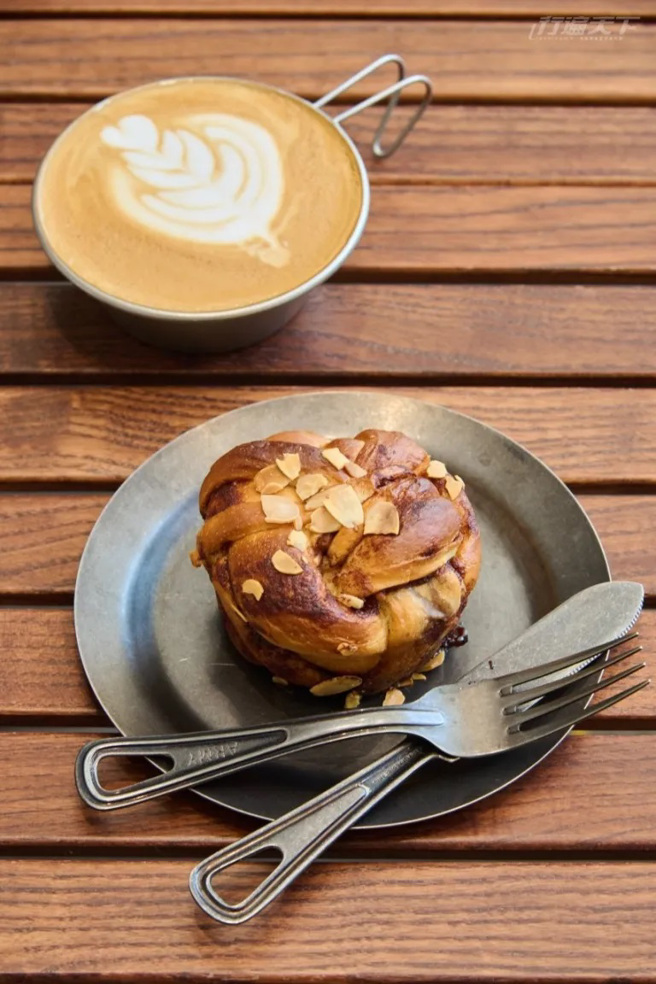 使用露营道具装盛的拿铁、肉桂卷，让人彷佛一秒到野外。(图/行遍天下)