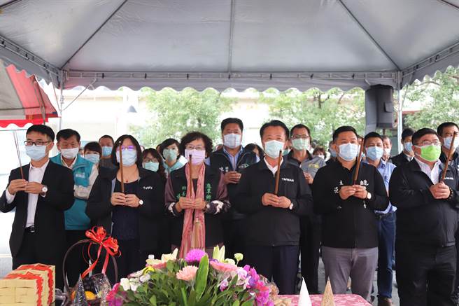 鹿草乡长杨秀玉（中）疑涉鸭母寮排水水环境改善工程图利特定人士，今天遭调查站搜索约谈。图为该工程开工典礼。（嘉县政府提供／张亦惠嘉县传真）