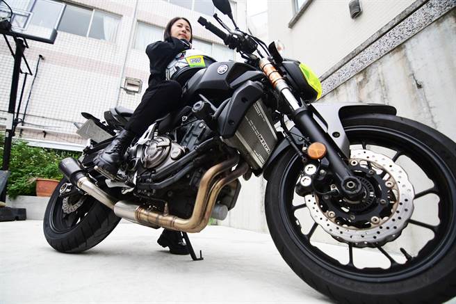 個子嬌小的豐凱瀛從事社工員的工作壓力大，靠著騎重機減壓。（莊哲權攝）