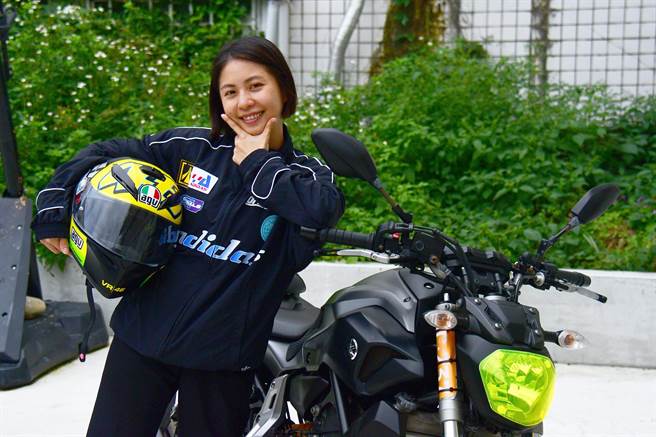 個子嬌小的豐凱瀛從事社工員的工作壓力大，靠著騎重機減壓。（莊哲權攝）