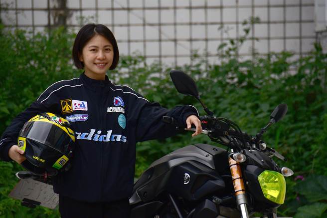 個子嬌小的豐凱瀛從事社工員的工作壓力大，靠著騎重機減壓。（莊哲權攝）