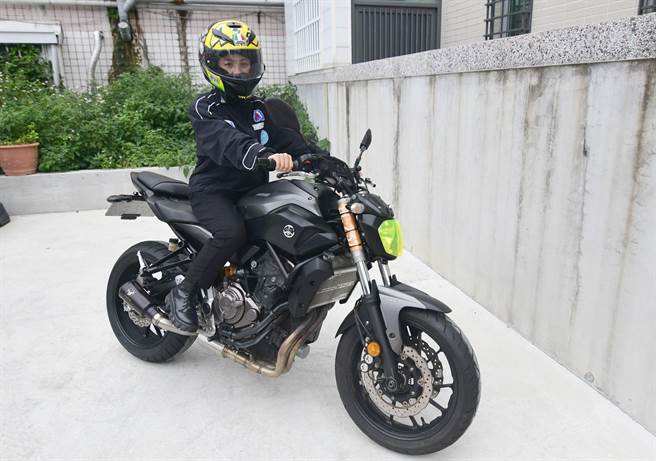 個子嬌小的豐凱瀛從事社工員的工作壓力大，靠著騎重機減壓。（莊哲權攝）