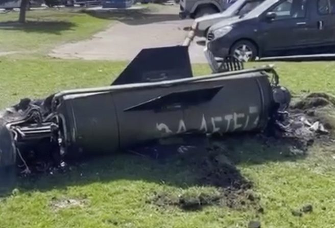 以俄文写有「为了孩子」（For children）的「圆点-U」战术弹道飞弹残骸，8日出现在乌东克拉莫托斯克火车站旁的草地上。（美联社）