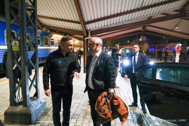 爱沙尼亚里斯总统（右）与波兰杜达总统（左），将搭火车前往基辅会见乌克兰总统泽伦斯基（图/TWITTER）