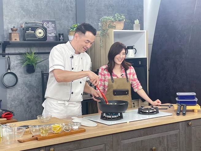 蘇慧倫再展廚藝 與全聯先生《爸爸回家做晚飯》示範春遊美食。（相信音樂提供）