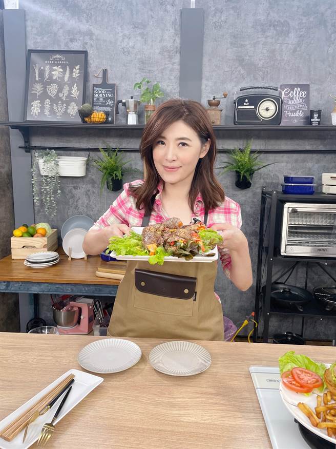 蘇慧倫再展廚藝 與全聯先生《爸爸回家做晚飯》示範春遊美食。（相信音樂提供）