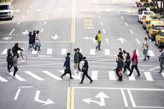 行政院主計長朱澤民13日表示，今年經濟成長率預估約4.02％，但痛苦指數（物價指數+失業率）預估可能突破6％。(達志影像)