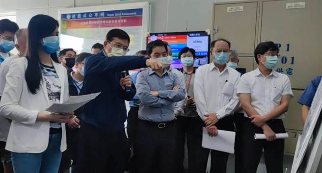 立委万美玲（左起）、交通部长王国材13日到桃园火车站铁路地下化后停车空间问题。（赖佑维摄）