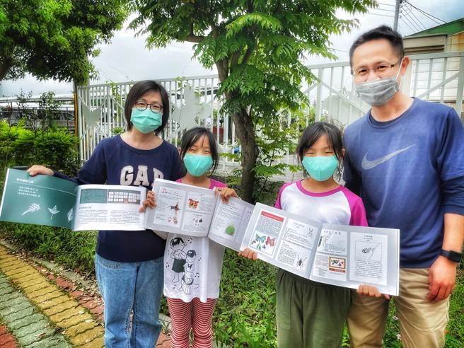 嘉义市精忠国小师生发展自然科特色教学，整编《科学绘图─打开走进自然科学的一道门》书。（杨勛凯提供／廖素慧嘉市传真）