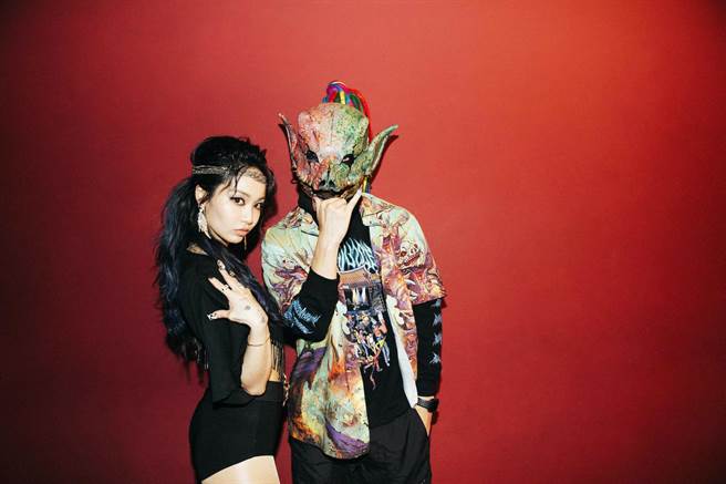 Kimberley与血肉果汁机合作〈打开太阳〉。（华风数位提供)