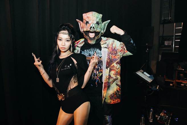 Kimberley与血肉果汁机合作〈打开太阳〉。（华风数位提供)