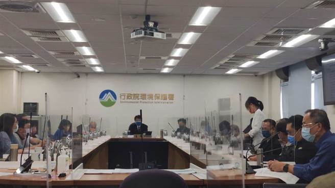 中油工作船毀藻礁已經過2年，但中油今天才把「東坪8號擱淺事件因應對策」提報至環評大會審查。（林良齊攝）