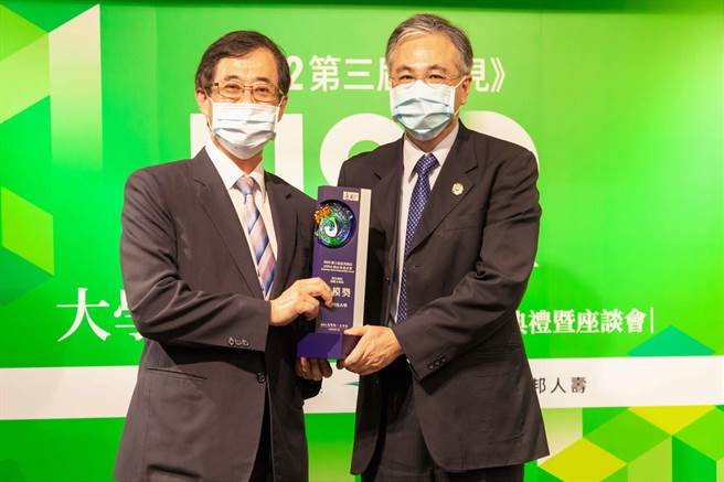 台中市朝阳科大荣获远见USR大学社会责任楷模奖，13日举行颁奖典礼，由校长郑道明（右）代表领奖，并分享社会实践成果。（朝阳科大提供／张妍溱台中传真）